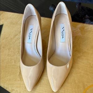 NINA60 Latte Patent Leatherette Mid-Heel Classic Pump Size: 7.5
